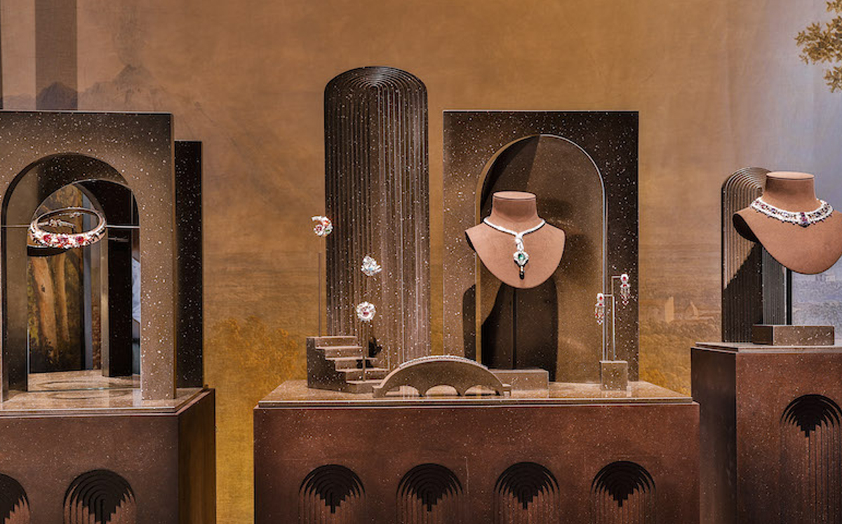 How-to-Combine-Jewelry-Displays-and-Decor-for-a-Seamless-Luxury-Look